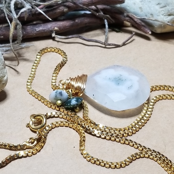 Solar quartz and gold necklace - Picture 3 of 5